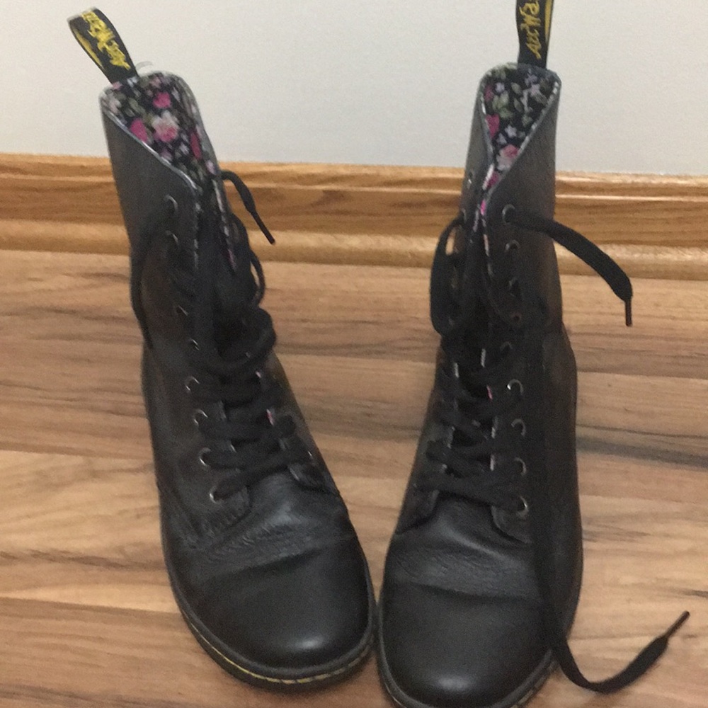 Black Dir Martens boots